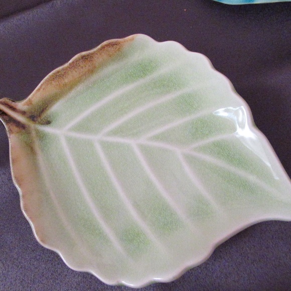 Vintage pair leaf shaped plates - Picture 5 of 9